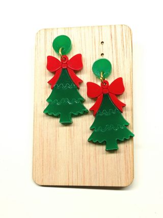 Pendientes y accesorios de metacrilato cortados a