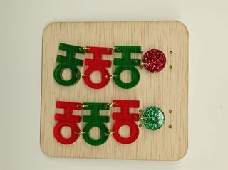 Pendientes y accesorios de metacrilato cortados a