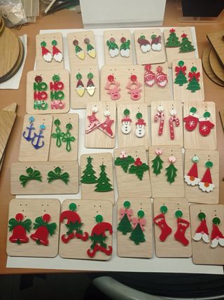 Pendientes y accesorios de metacrilato cortados a