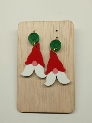 Pendientes y accesorios de metacrilato cortados a