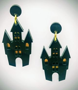 Pendientes y accesorios de metacrilato cortados a