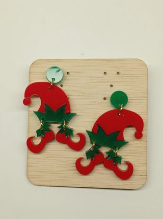 Pendientes y accesorios de metacrilato cortados a