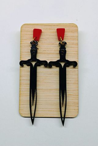 Pendientes y accesorios de metacrilato cortados a