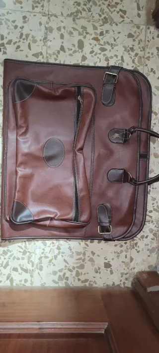 Maleta de piel para trajes de viaje