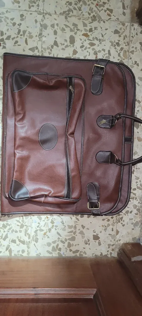 Maleta de piel para trajes de viaje