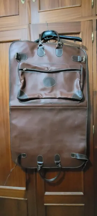 Maleta de piel para trajes de viaje