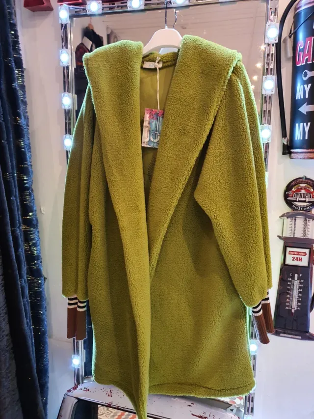 Cappotto verde con cappuccio e lettere
