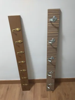 2 Percheros Madera con Ganchos Metálicos