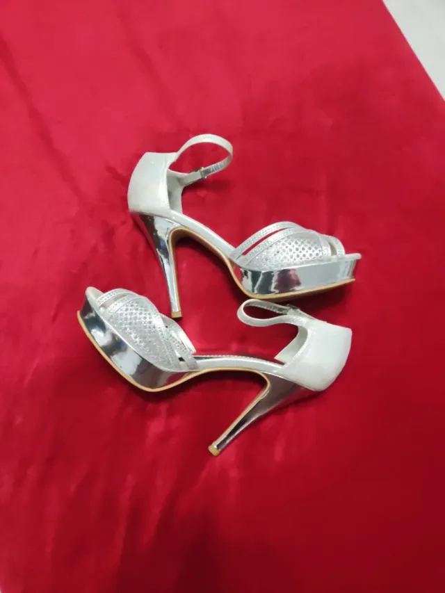 Zapatos de tacón plateados talla 40