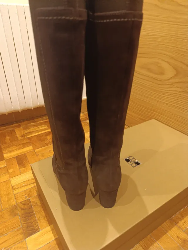 Botas altas de ante marrones. Marca Gloria Ortiz