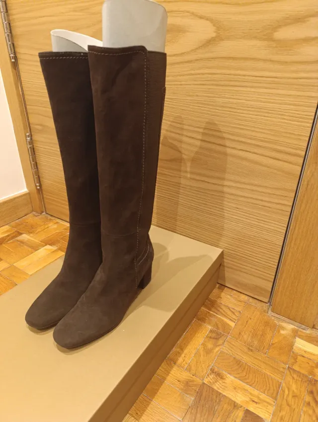 Botas altas de ante marrones. Marca Gloria Ortiz