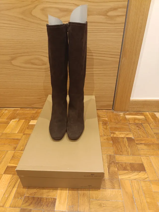 Botas altas de ante marrones. Marca Gloria Ortiz