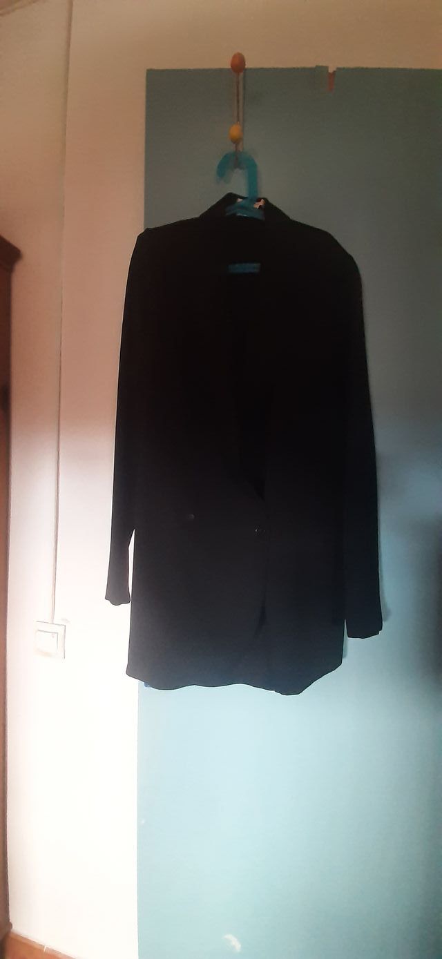 Chaqueta negra larga con pantalón corto incorporad