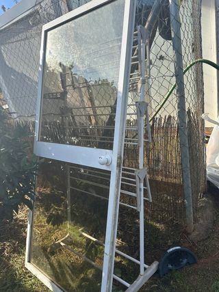 Puerta de patio con marco y cristales