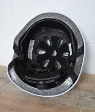 CASCO MOMI AJUSTABLE PARA NIÑOS