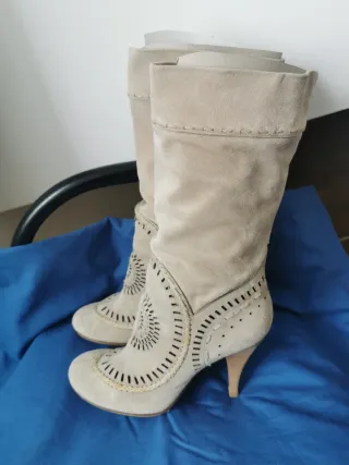 Stivali scamosciati beige con tacco