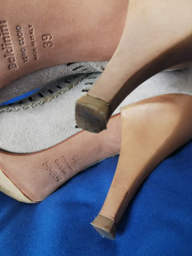 Stivali scamosciati beige con tacco