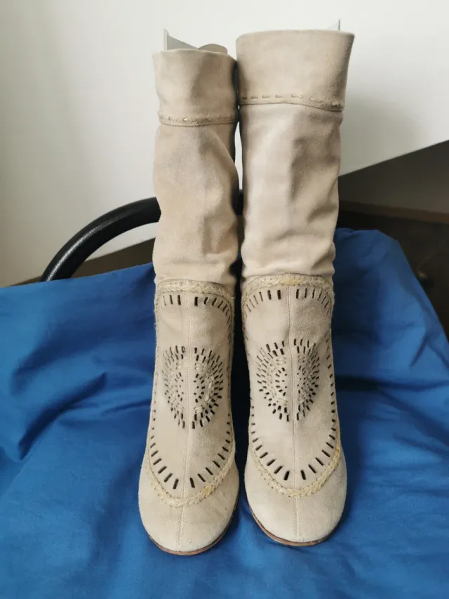 Stivali scamosciati beige con tacco