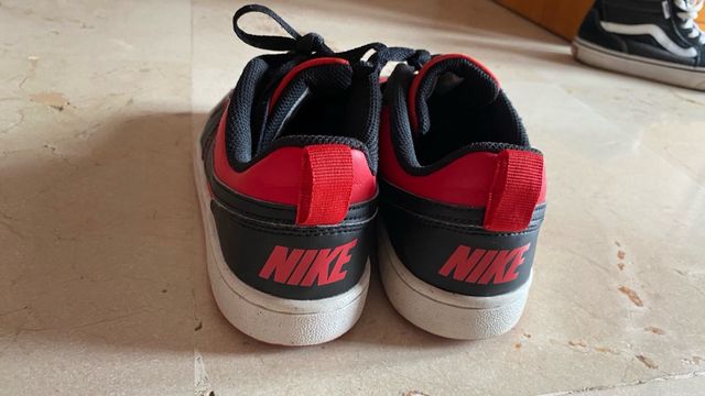 Zapatillas Nike rojas y negras