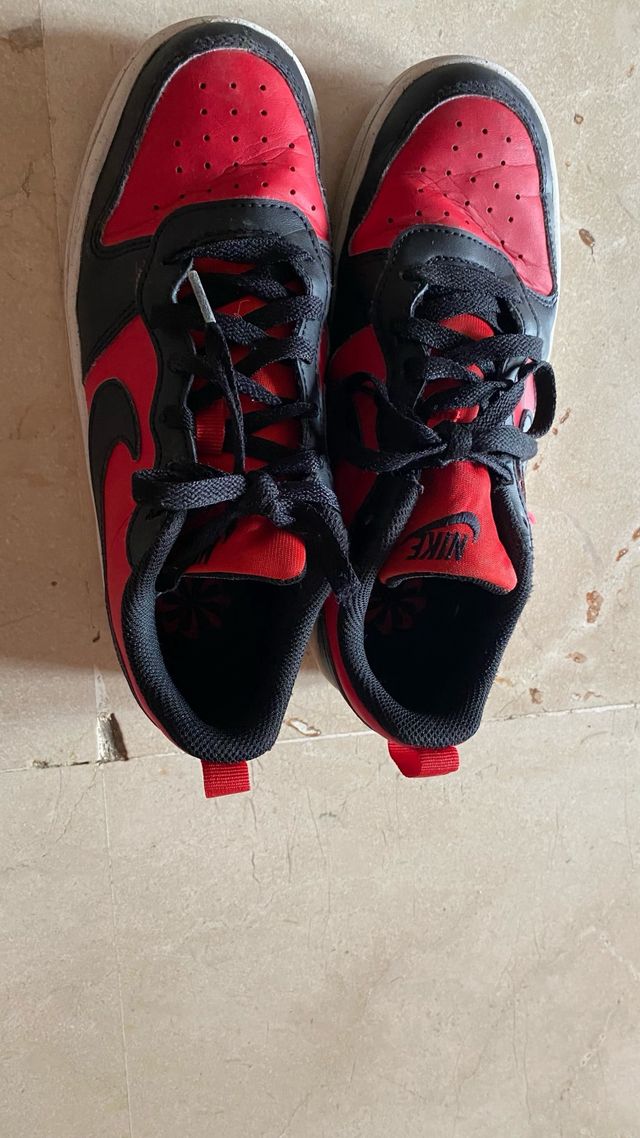 Zapatillas Nike rojas y negras