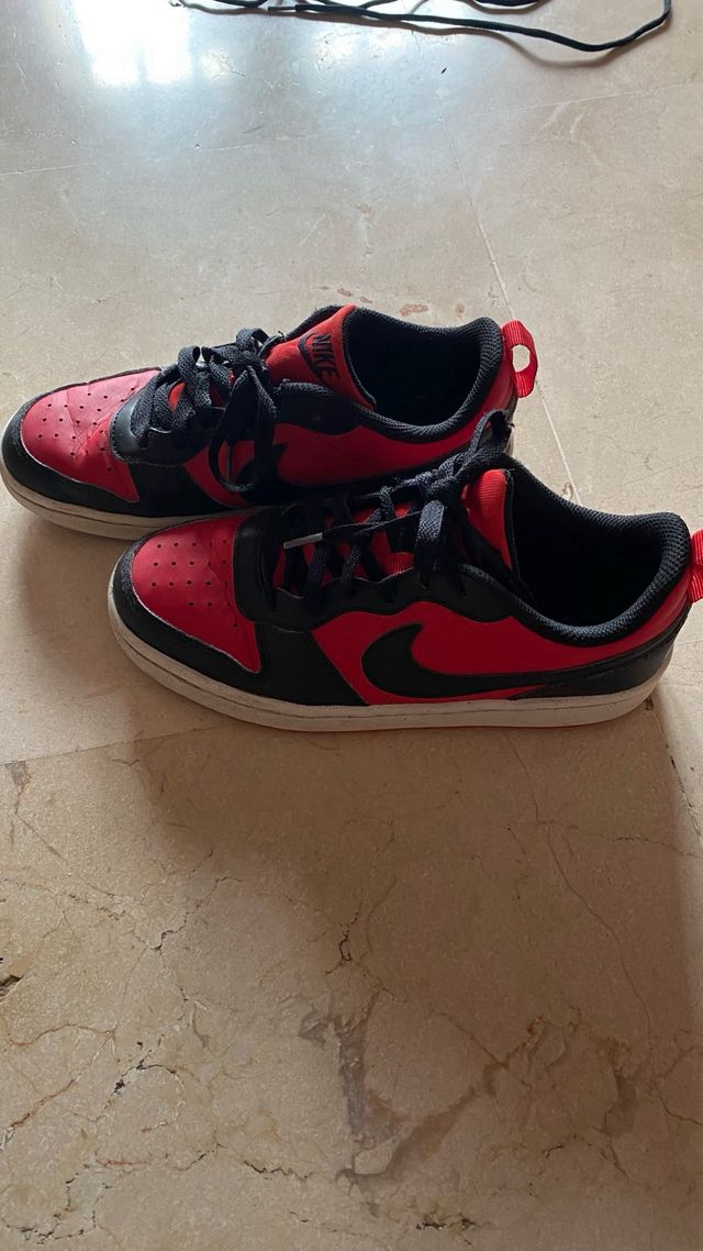 Zapatillas Nike rojas y negras