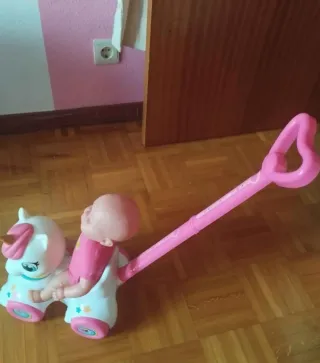 Cochecito unicornio con muñeca y andador