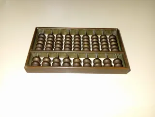 Ábaco antiguo de metal, latón