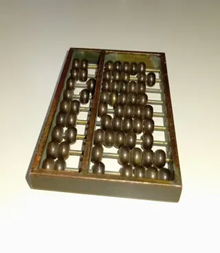 Ábaco antiguo de metal, latón