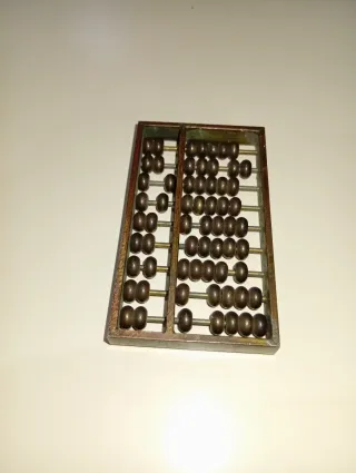 Ábaco antiguo de metal, latón