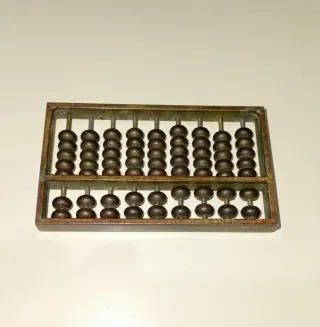 Ábaco antiguo de metal, latón