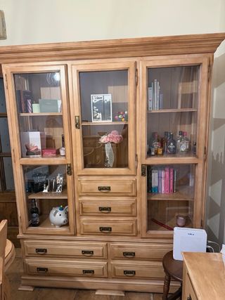 Estantería de madera con puertas de cristal