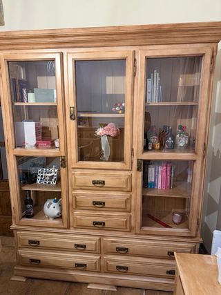 Estantería de madera con puertas de cristal