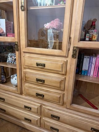 Estantería de madera con puertas de cristal