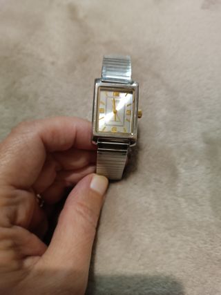 Reloj Casio Rectangular Dorado y Plateado.