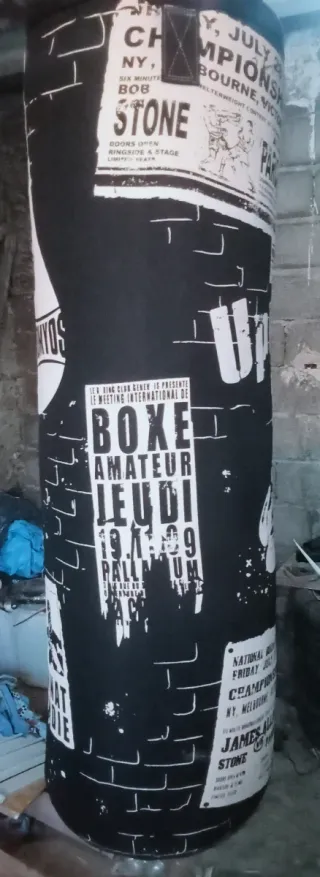 Saco de boxeo con guantes VENUM.