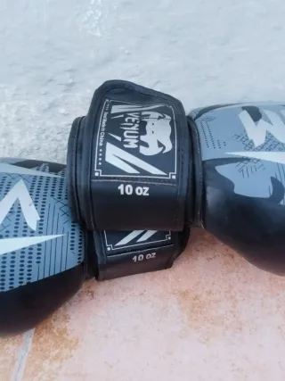 Saco de boxeo con guantes VENUM.