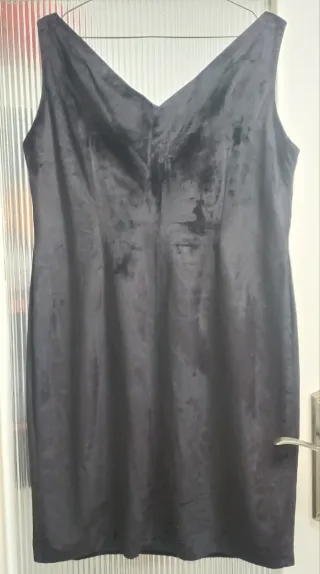 Vestido negro y chaqueta terciopelo.