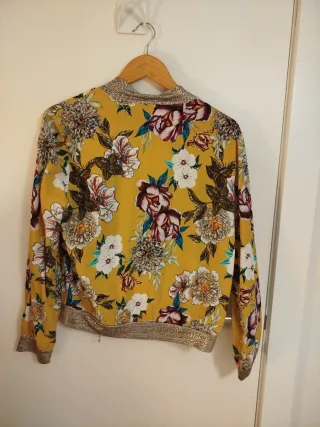 Chaqueta floral amarilla con brillos