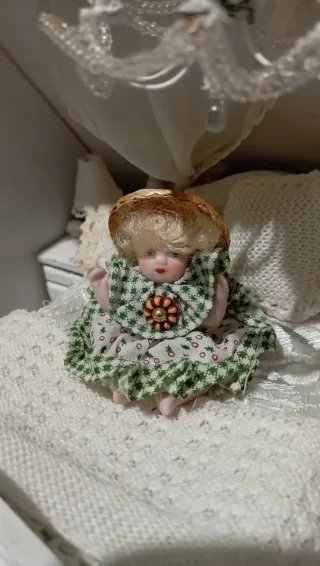 Bambola porcellana per casa delle bambole