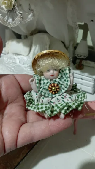 Bambola porcellana per casa delle bambole