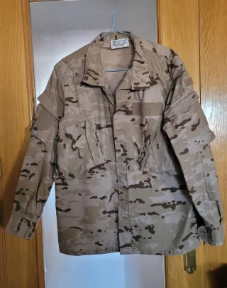 Traje árido camuflaje