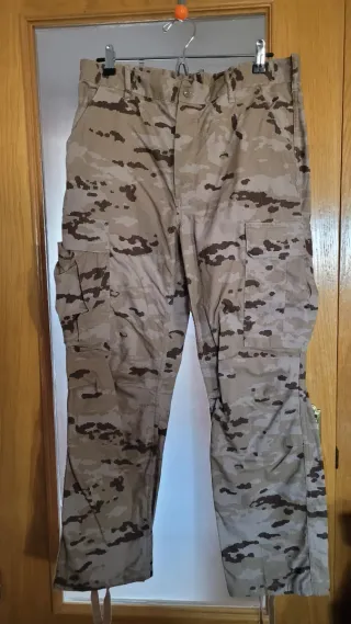 Traje árido camuflaje