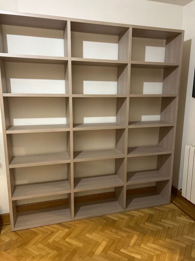 Libreria in tonalità marrone chiaro