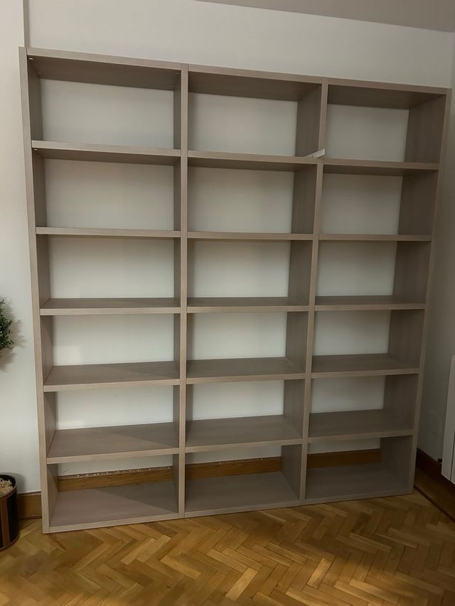 Libreria in tonalità marrone chiaro