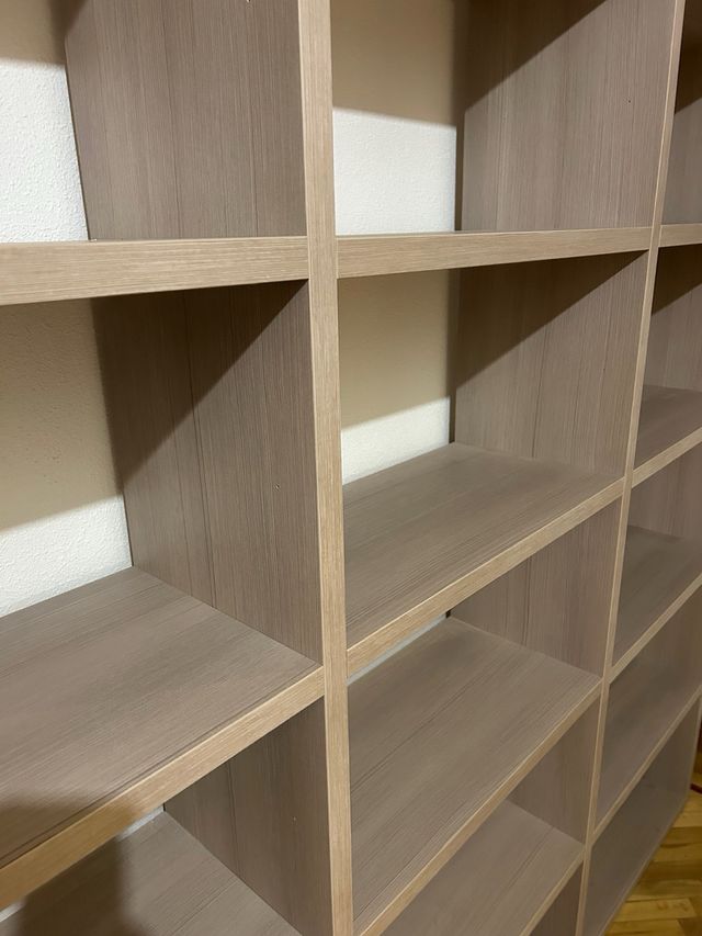 Libreria in tonalità marrone chiaro