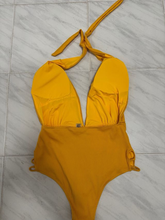Costume intero giallo con scollo a V