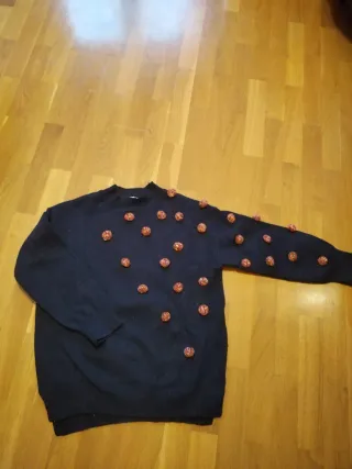 Jersey azul marino con detalles rojos