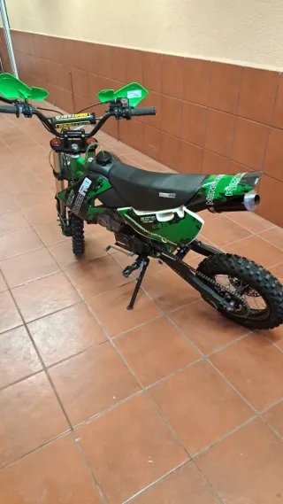 Moto de cross verde