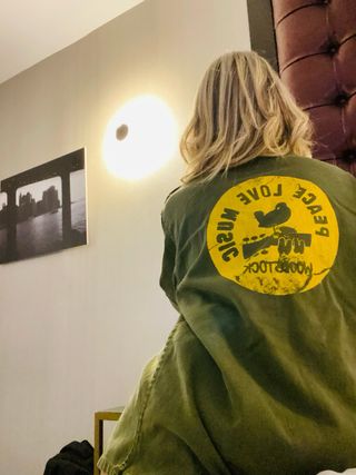 Camisa verde con estampado Woodstock