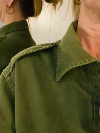 Camisa verde con estampado Woodstock